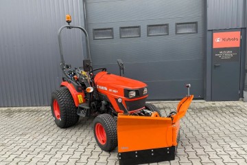 Ciągnik z wyposażeniem zimowym TUZ, Pług